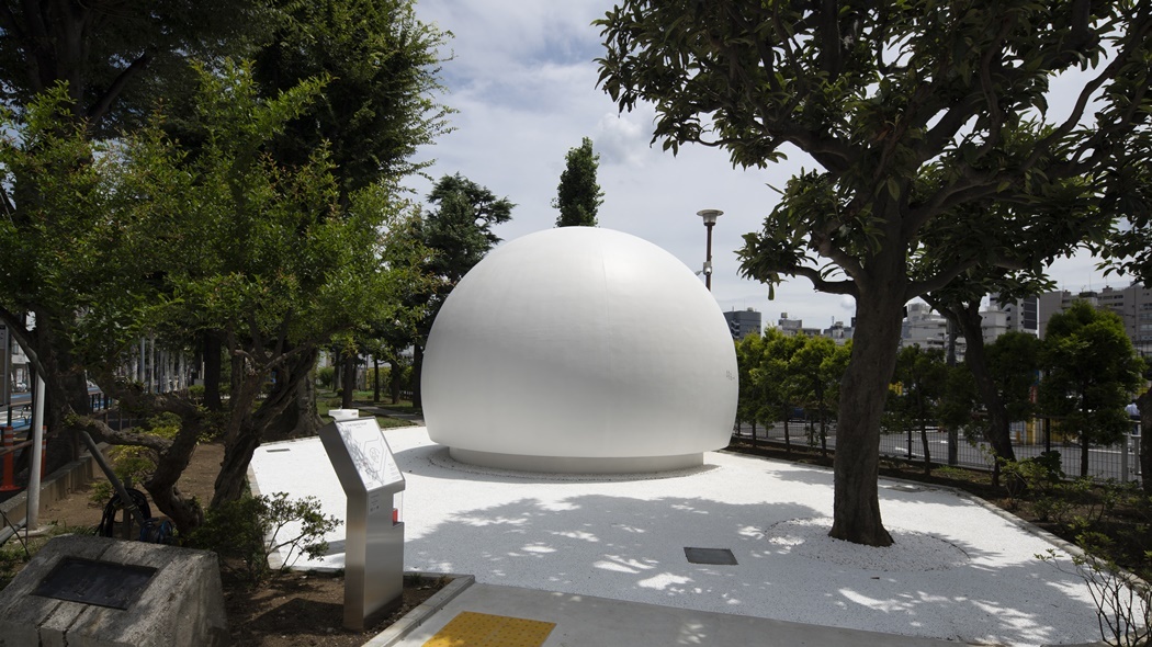 Exterior view. A white area and a white hemisphere has emerged inside a park located on Nanago Dori in Hatagaya, Shibuya.