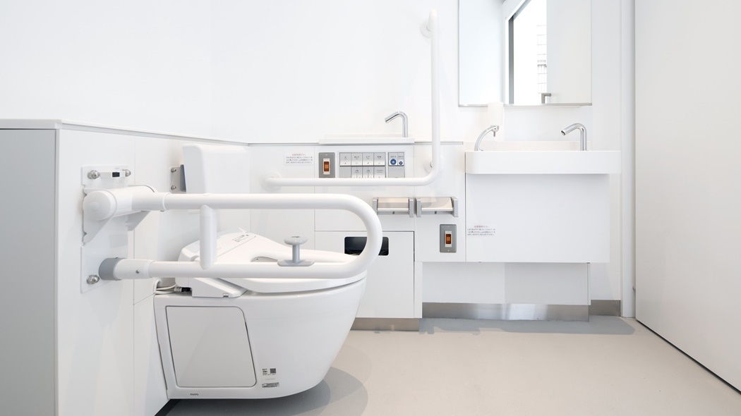 The automatic toilet seat is easy to use even in wheelchair users. Because the design of the bathroom takes into account the physical condition of various users.