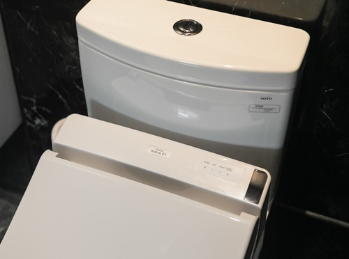 Le Méridien Bangkok cooperated with TOTO to renovate the hotel with an automatic toilet seat - WASHLET for supporting tourists. 11
